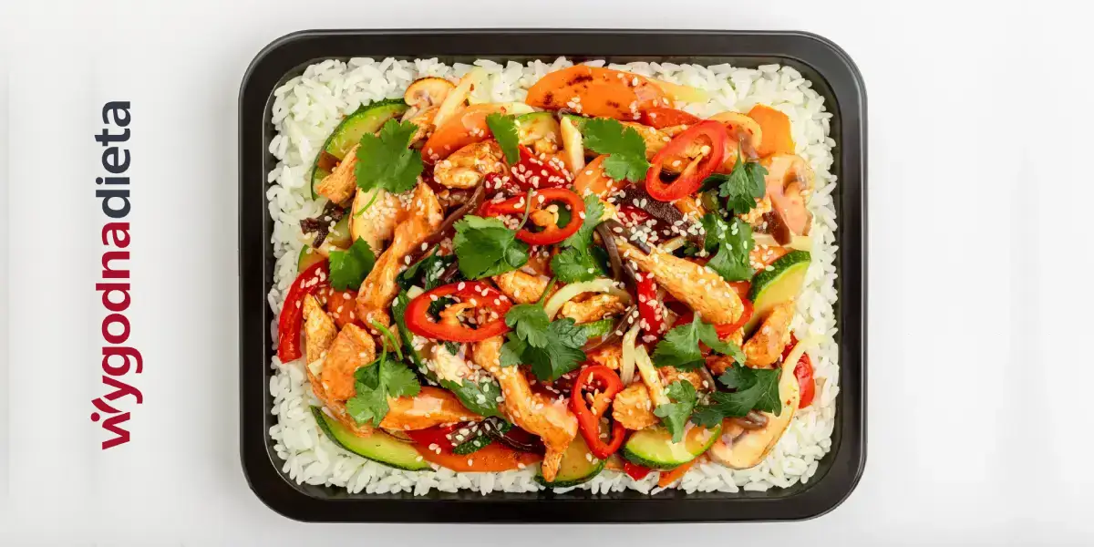 danie azjatyckie z ryżem i warzywami w pudełku cateringu dietetycznego